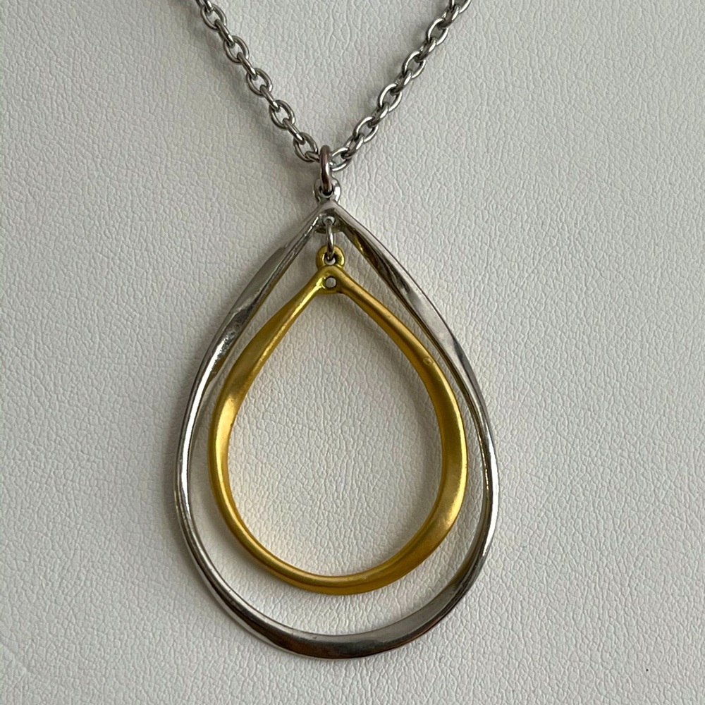 Gold & silver tone pendant and chain - Picture 4 of 4